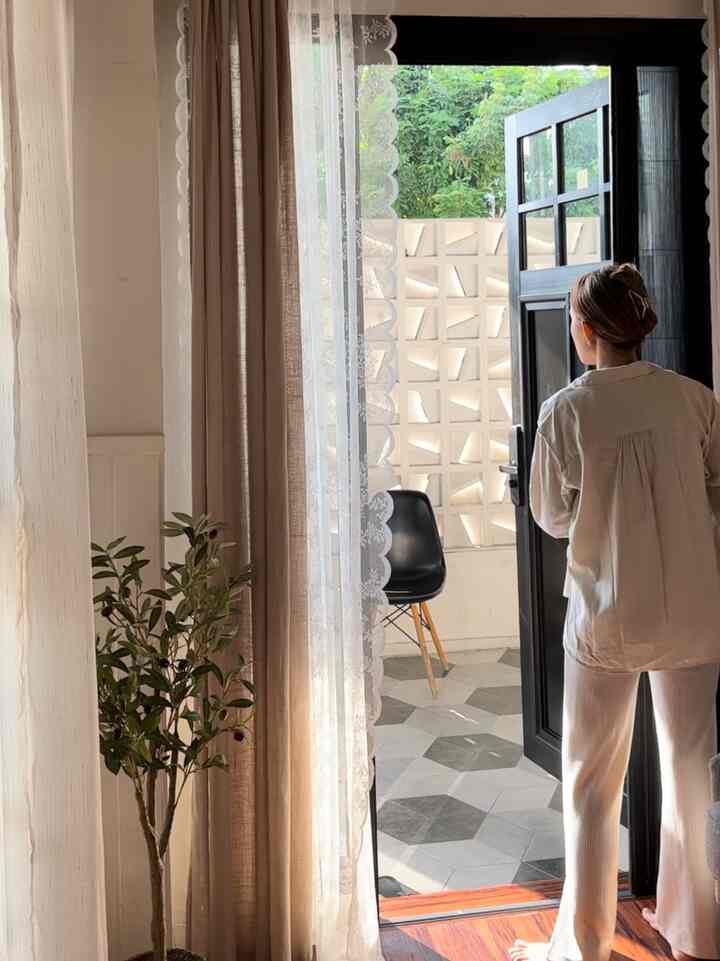 My morning mood.. setiap pagi setiap weekdays beginilah rutinitasku setelah anak sekolah dan suami bekerja, menikmati kopi dan me time sambil bermandi cahaya pagi matahari yg menenangkan.
#morningvibes #morningroutine #coffeetime #livingroom #minimalis #morning #tinyhouse 