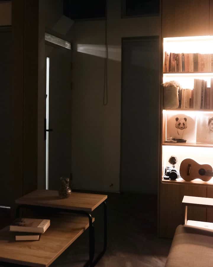 Our foyer at night🌙
Foyer kita ga terlalu luas, cuma sebagian area kecil dari pintu masuk yg langsung nyambung dengan living room. Jadi benar2 kita manfaatin untuk taruh lemari sepatu yg bentuknya masuk dengan tema Ofuro House, dan diatasnya bisa dijadiin ‘meja’ untuk taruh pernak pernik❤️
#japandi #foyer #nightvibes #foyerinspiration #nightlighting #minimalist