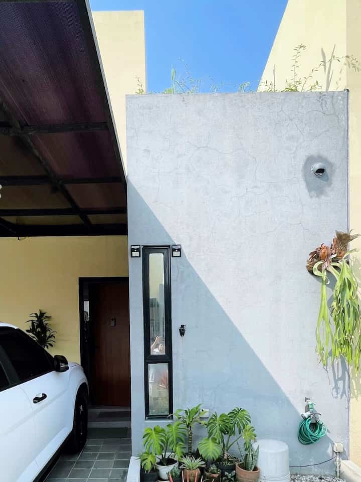 Proses menemukan rumah ini dan menjadikannya “rumah” lumayan melalui proses yang panjang. Awalnya dari iklan di ig yang bikin saya suka dengan rumah ini. Setelah di tinggali, rumah ini juga tidak langsung berasa “rumah” , hampir setahun proses renovasi hingga akhirnya I can call it my home.
#MyHomeStory #PerjalananRumahku #CeritaRumahku #livealone #smallhome #smallhouse #homedecor #decor #decorideas 