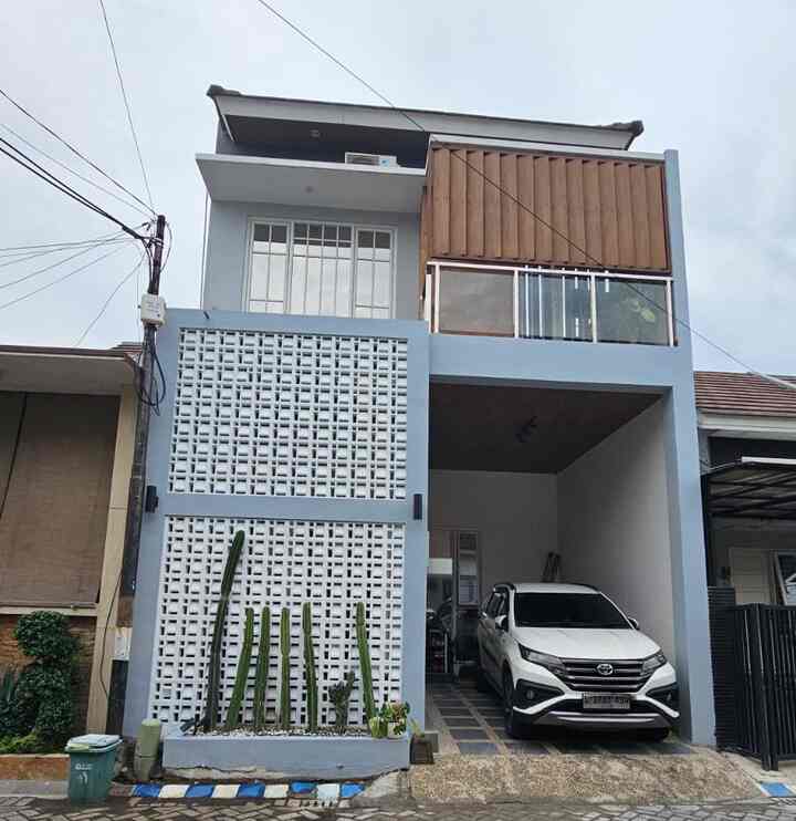 Perjalanan menemukan rumah ayumi_ouchi
Sudah lama mimpi punya rumah di perumahan daerah surabaya timur dan one gate sistem.
Menabung sedikit demi sedikit dan akhirnya nekad ambil satu unit dan selama 10 tahun akhirnya lunas. Ketika lunas tidak langsung kami renov krn keterbatasan dana. Baru setelah pandemi lagi2 kami nekad untuk renov. 
Akhirnya rumah kami bisa seperti sekarang.
Kelebihan lingkungan rumah ini selain one gate sistem yang membuat kami merasa aman, got pembuangan ditanam sehingga tidak banjir dan rapi sekali lingkungan ini. Jadi kami nyaman sekali dirumah ini. Rumah adalah tempat kita melepas lelah dan berkumpul dgn keluarga.

#MyHomeStory
#PerjalananRumahku
#CeritaRumahku
#iderumahminimalis