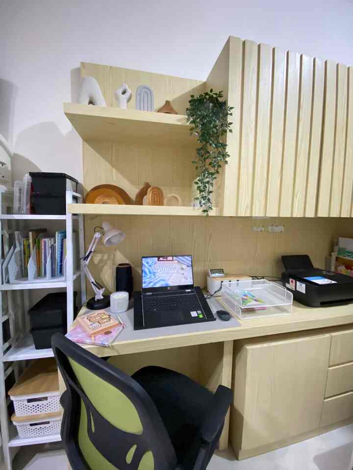 Ruang kerja dan belajar. Kadang hanya malam disini, kadang ketika wfh atau hari sabtu pagi-siang. Posisi meja kerja ini ada di luar kamar. 
#ruangkerja #mejakerja #inspirasiruangkerja #inspirasiruangbelajar #iderumahminimalis #rumahminimalis #simplehome