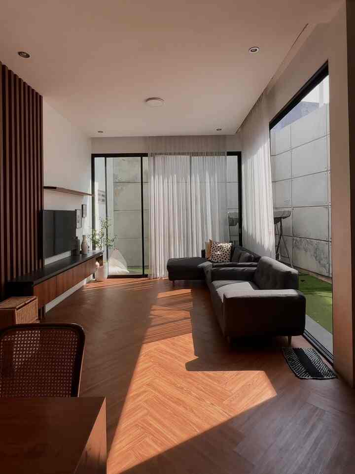 my home story——
jadi tempat tinggal aku sekarang sama keluarga kecil aku ini tempat nya ada di daerah atas (pegunungan) dan di daerah ini emang tempat keluarga suami jadi setelah menikah aku harus ikut sama suami dan akhirnya bikin rumah di daerah ini.

Bagisn favorit dari rumah ini area living room dan kamar utama yang sering kita kumpul bareng karna anak anak masih kecil jadi kita masih tidur rame rame.

Menurut aku rumah yang ideal itu rumah yang nyaman untuk penghuninya🩵🩵

#MyHomeStory #PerjalananRumahku #CeritaRumahku