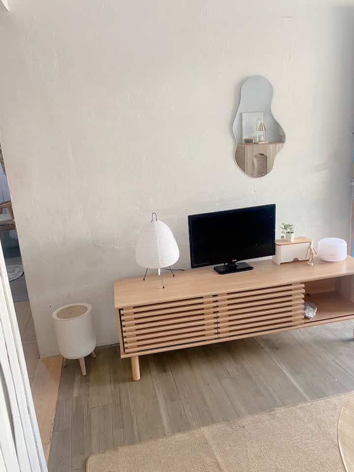 Haloo hai tetangga online
Pngen cerita sekaligs curhat nih klo rumah ygaku dekor sekaligus ngonten ini adalah bukan rumah ku sendiri melainkan rumah dinas dari kantor aku kerja. Karna aku sama paksu LDM mka kamu memutuskan untuk menempati rumah dinas ini sekaligus menabung buat bangun rumah idaman kamu. Diriku mulai menyukai home decor sejak pandemi dan belajar pelan pelan mengenai mendekor rumah, dan yg masuk dalam tema rumah kami adalah white and wood agar memberikan kesan warm and homey 🤎🤍

#MyHomeStory #PerjalananRumahku #CeritaRumahku #inspirasirumahdinas #dekorasirumahdinas