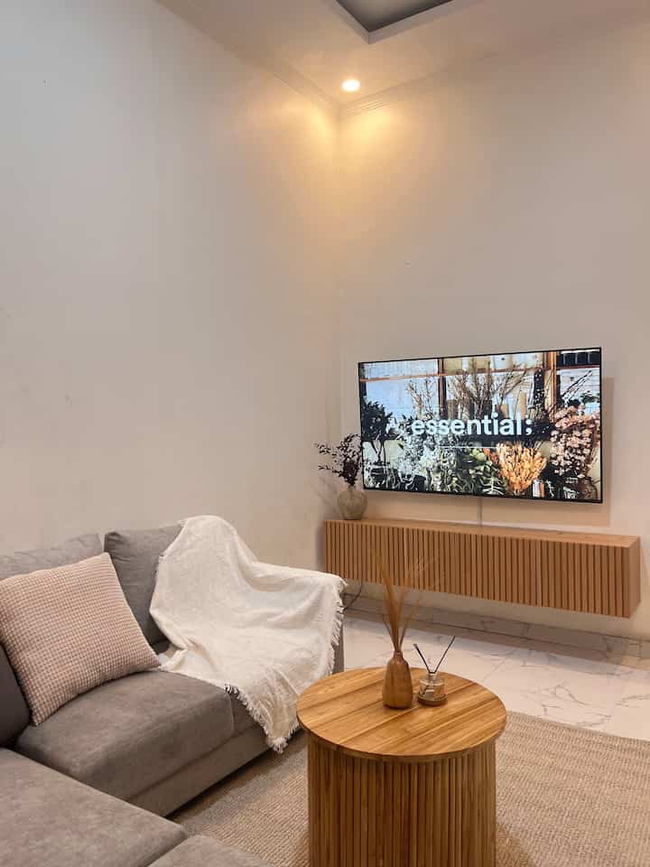 Menemukan rumah ini memang tidak disengaja, kebetulan sedang mencari rumah dan persis di depan rumah saudara, rumah ini akan dijual. Kemudian akhirnya kami membeli rumah ini, dengan proses renov yang bertahap hingga bisa seperti sekarang. Tidak mudah memang, tapi kami menikmati semua prosesnya. 

#MyHomeStory
#PerjalananRumahku
#CeritaRumahku
#livingroom
#homeoffice
#dekorasiruangan
#designinterior
#dinningroom
#playroom