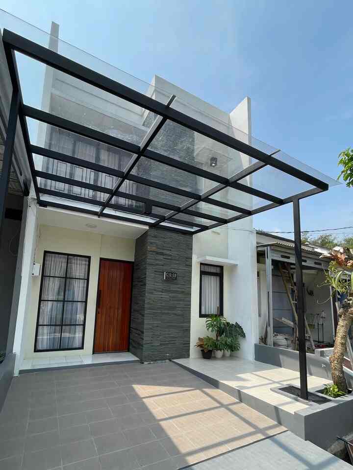 Awal mula kami membeli rumah ini bertujuan untuk investasi saja tidak ada niatan untuk dijadikan tempat tinggal makanya kami memilih unit yang paling kecil & murah saat itu dengan luas tanah 60m2 hanya terdiri dari satu kamar, satu ruangan tamu, dan satu kamar mandi tanpa dapur. 
Seiring berjalannya waktu saya terfikir untuk merenovasi rumah agar investasi tak bergerak ini tidak sia-sia, kondisi rumah tidak ditempati tentunya lama kelamaan akan hancur karena tidak ada yang merawat. 
Biar kami tergerak untuk merawat rumah ini maka kami lakukan renovasi agar saat kami berkunjung kerumah ini terasa nyaman & pasti tergugah untuk merawatnya. 
Singkat cerita setelah direnovasi akhirnya kami jadi lebih sering kerumah ini apalagi setelah saya menjadi kreator banyak sekali kegiatan yang harus saya lakukan dirumah ini.
Saat ini kami masih belum tinggal permanen karena kendala sekolah anak yang masih sekolah dasar jadi kami masih bolak-balik rumah mertua yang dekat dengan sekolah anak. 
Semoga dalam waktu dekat kami bisa tinggal permanen dirumah idaman kami ini yang semakin hari semakin membuat kami betah untuk tinggal.


#myhomestory
#perjalananrumahku
#ceritarumahku
#fasadrumah
#rumahminimalis
#rumahkecil 