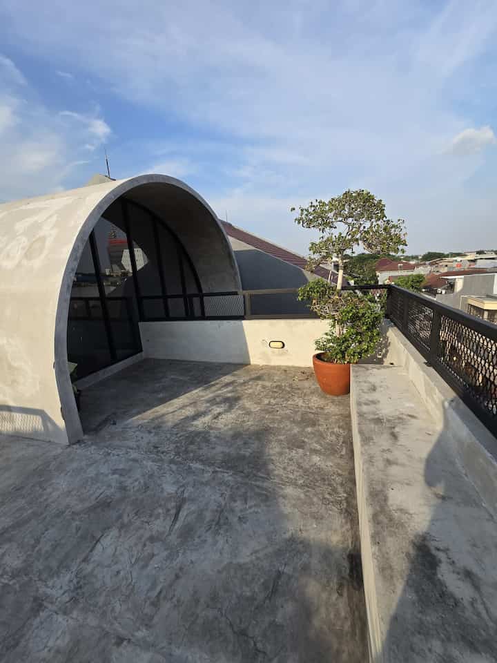 Setelah kami menikah, paksu sudah bertekad untuk memiliki rumah sendiri, meskipun saat itu kami sudah memiliki paviliun sendiri terpisah di area rumah orang tua saya. Setelah melalui survey ke area2 sub-urban jakarta, karena disesuaikan dengan budget yang kami punya, pilihan akhirnya jatuh untuk membeli rumah second tapi tetap di Jakarta, dengan alasan kami berdua ngantor di Jakarta. 
Awalnya, kami sudah cukup yakin untuk membeli 1 rumah di komplek sebelah komplek perumahan kami sekarang. Namun last minute, seminggu sebelum rencana awal kami mengajukan KPR, paksu akhirnya menemukan rumah kami ini, dan akhirnya kami lebih memilih rumah ini. 
Namun sejak awal, memang kami berencana membongkar total rumah lama, dan membangun rumah baru dengan design menggunakan jasa arsitek, karena kami paham, membangun rumah bukan bidang yang kami kuasai. Perjalanan dari membeli dan akhirnya berhasil menjadi bentuk rumah seperti sekarang ini, itu cerita panjang lain lagi 😀

#MyHomeStory #PerjalananRumahku #CeritaRumahku #RumahBuaran #InspirasiRumah #TropicalHouse