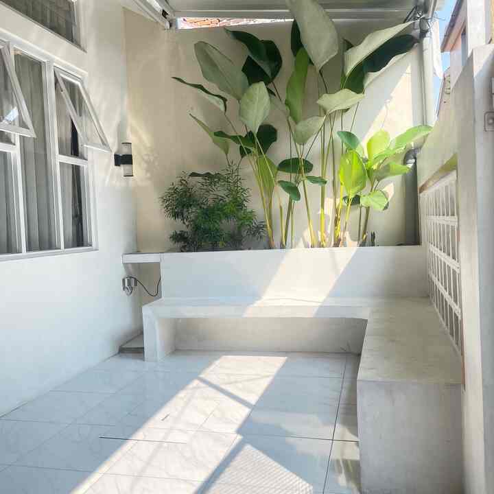 Teras rumah ✨

Area nyaman ini teras yang kami ubah jadi ruang tamu, karna di area living room open space jadi membuat gerak gerik agak terganggu.

Teras ini kami renov jadi lebih nyaman, dengan menggunakan lantai serta canopy sliding yang masih dalam proses renov.

Semoga rumah ini menjadi rumah yg nyaman untuk kami kembali pulang.


#rumahdalamgangskm
#teras 
#terasrumah
#terasputih 
#tamanteras