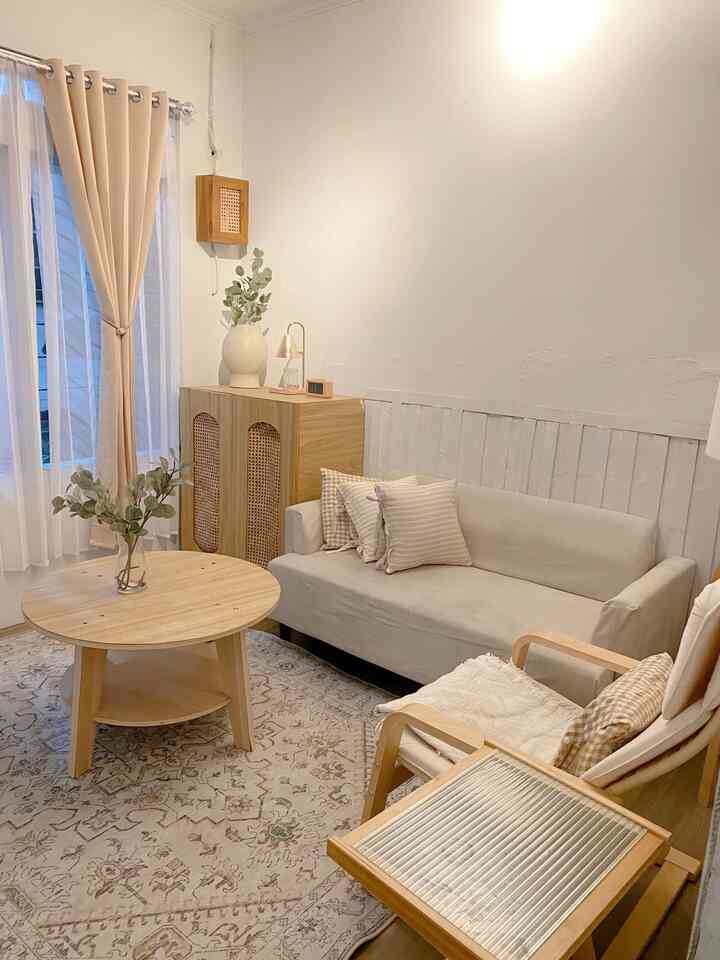 Transformasi ruang tamu dari 2022-2024. Selama 2 tahun ini ubah layout ruang tamu yg belum ada tema sampe akhirnya memutuskan ke tema ala japandi. Semenjak tau aplikasi O!House seneng bgd deh aku bisa mendapatkan inspirasi mendekor rumah dengan berbagai tema. Apalagi di aplikasinya jg sudah menyediakan produk link pembelian, jadi ga perlu tanya tanya lagi sama si yg punya rumah 🤭🤭
Kenapa kok memilih tema japandi? Karna japandi itu identik dengan kekayuan dan dari dulu aku suka bgd sama yg berbau kayu bkin nuansa rumah jadi lebih warm, calm, and homey 🤎🤍
#inspirasiruangtamu #transformasiruangtamu #dekorasiruangtamu #ruangtamujapandi #ruangtamumungil #rumahdinas #rumahmungil #rumahpedesaan