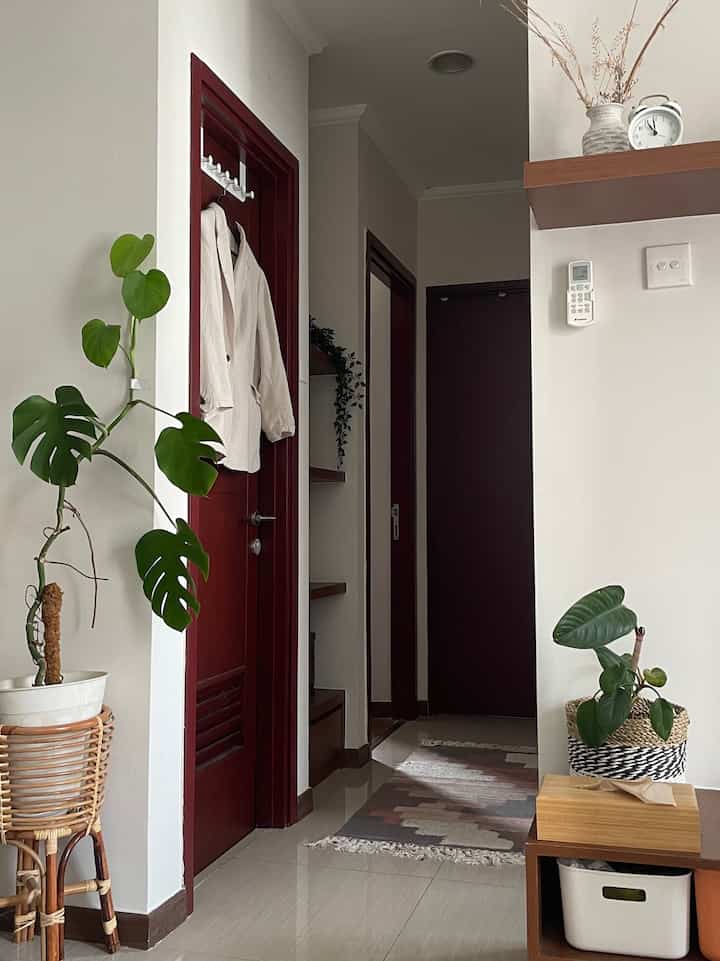 Hallway di apart ini memberikan daya tarik tersendiri, karena saat melewatinya dipastikan tercium wewangian dari diffuser dan pajangan2nya yang aesthetic.
Ditambahkan rug ditengah2 agar terkesan lebih homey. 


#Hallway #apartementhallway #aestheticdecor #decorideas #livingalone #inspirationhome #homedecor