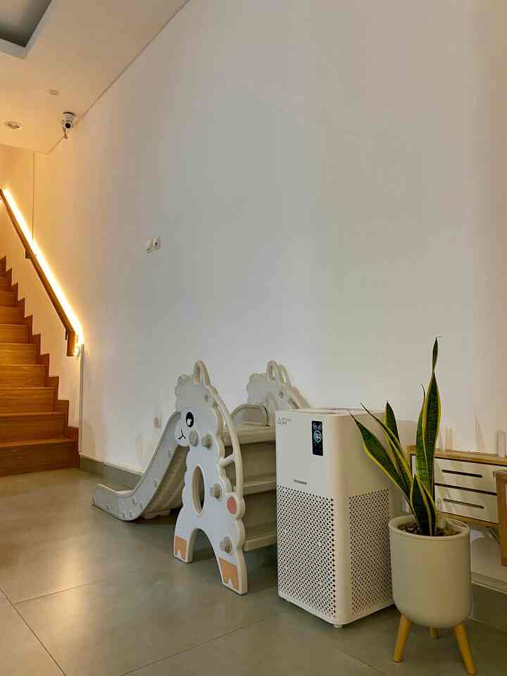 Night mode. Bonus photobomb anak di akhir slide 😁

#suasanamalam #nightmode #lighting #livingroom #aestheticnight #interiorrumah