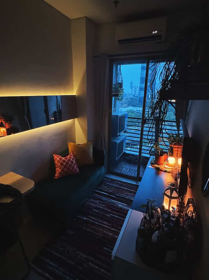 Malam tiba di #PojokBoho ✨

#NightVibes #LivingRoom #TinyLivingRoom #TinyLivingRoom #WarmLights #TemaBebas