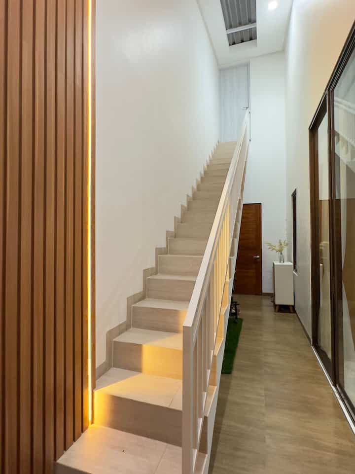Kenalin nih tangga di rumah kami…. Tangga simple ini akses ke lantai 2 tempat gym dan area laundry…  
#tangga
 #pintusamping
 #tanggacantik
 #areasamping
 #Terasrumah 
#Areatangga