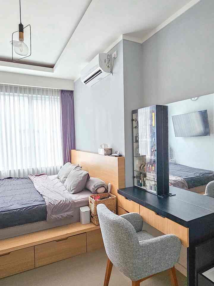 Kamar tidur adalah jantungnya rumah. Seberapa kualitas tidur kita akan menentukan kualitas hidup kita di hari itu. Kamar kami awalnya sangat kecil, tapi kami renov memanjang memanfaatkan sisa lahan yang ada. Tema yang ingin kami bangun mirip-mirip Japandi tapi agak di mix sesuai selera. Seluruh furniture di kamar ini adalah custom agar maksimal dalam membangun suasananya. Tidak lupa kami juga memasang lampu dengan tema remang-remang dengan memasang beberapa lampu LED strip. Sekarang bagi kami kamar ini sudah cukup sempurna, terlihat dari kualitas tidur kami yang tidak pernah senyenyak sebelumnya.
#KamarTidurImpian
#RenovasiKamarTidur
#MembangunKamarImpian
#MasterBedroom
#CozyBedroom
#KamarTidurNyaman
#DesainKamarTidur