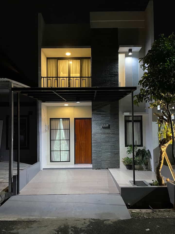 Inilan look fasad rumah saat malam hari, 
Rumah ini sengaja tidak kami pasang pagar karena menurut kami teras & carport terbuka seperti ini akan membuat halaman rumah terasa lebih luas. Ukuran lebar rumah hanya 5 meter makanya perlu kami siasati, untuk saat ini kami masih sangat nyaman dan aman dengan area depan terbuka seperti ini tanpa pagar. 

#fasadrumah
#rumahminimalis
#bentukfasadrumaj
#rumahkecil
#rumahsepetak
#homeidea