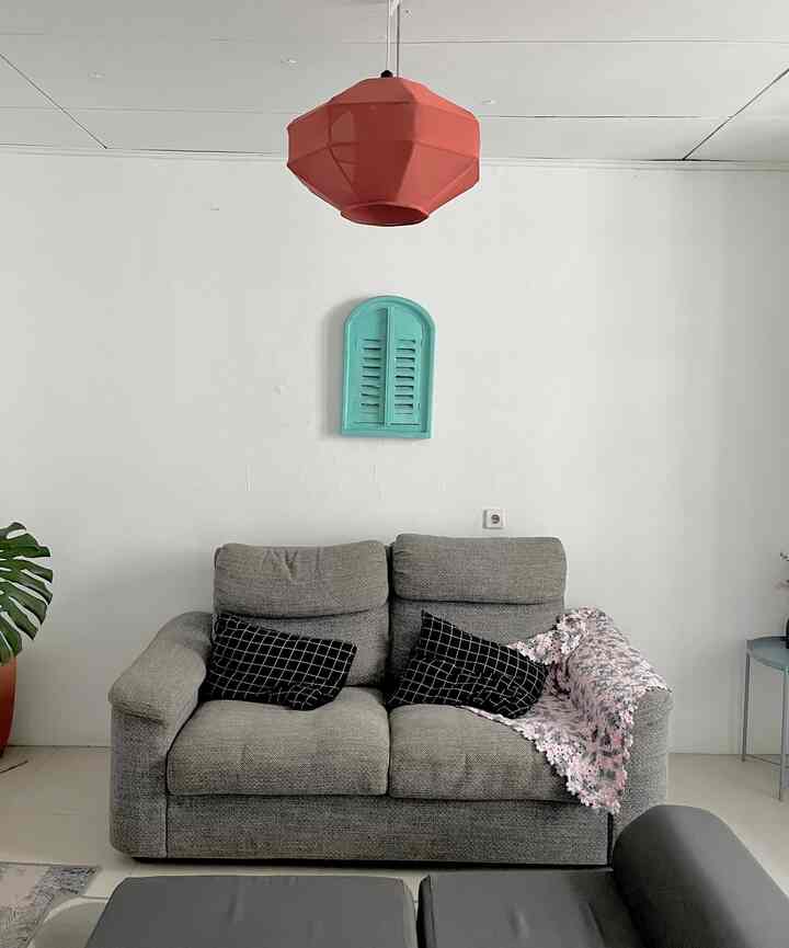 Kadang suka bingung kalo ditanya konsep rumahnya apa. Yang jelas aku dan suami suka banget dengan yang berbau” retro dan warna” pop up. Karena cat tembok rumahku warna putih, jadi kita bisa bebas main warna di furniturenya.
Kaya lampu gantung merah, sofa warna biru dan perabotan lainnya yang berwarna. Tapi kita tetap mempertahankan keselarasan. Jadi ga terlalu banyak tabrak warna juga. Asal diliat mata nyaman, kita sih suka” aja..

#homestagram #livingroom #ruangdepan #ruangtv #homedecor #dekorasiruangtamu #Rumah #rumahantik 