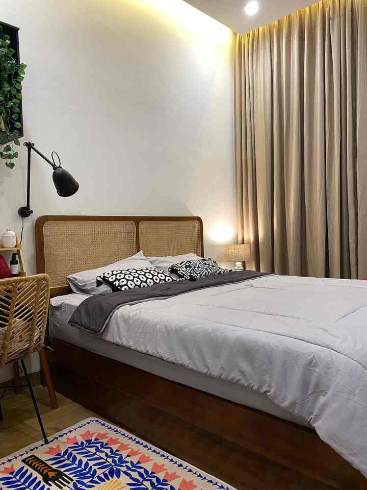 Ini adalah rangkuman dari night mode Daśa Cavana ✨✨

Penerangan dirumah bisa jadi penentu mood suatu ruangan lho! Dimana seluruh peletakan lampu dipikirkan efeknya pada penggunanya. Misalnya di kamar utama, lampu hanya diberikan di area kanan dan kiri nakas saat mau tidur. Kemudian di ruang keluarga terdapat lampu sudut yang memberikan efek nyaman saat menonton film. Dan juga pada dapur saat malam hari yang lebih redup karena hanya digunakan untuk kegiatan yang lebih minimalis. Gimana rumah kalian? 🤗 #tipe36 #36m2 #tinyhouse #livingroom #lighting #pencahayaanrumah #pencahayaan #dasacavana