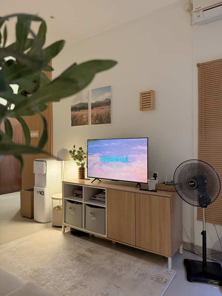 Mode malam dan waktu santai 🌙

#mode malam #nightvibes #nightathome #livingroom #favoritemoment #homedecor #homeliving