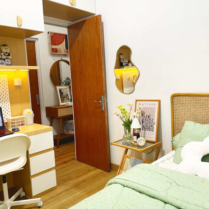 Natural wood tones and mint bedding in a kids' bedroom, minimal yet cozy atmosphere