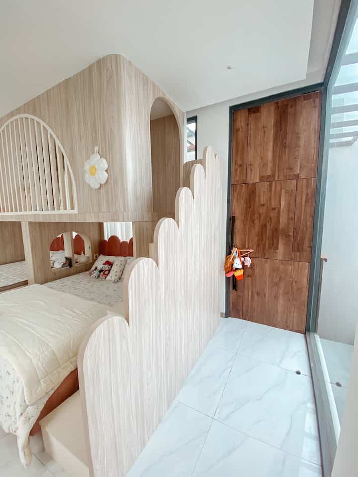 ✨Siblings Room✨

Yang penting luas anak2 aman bermain di kamar nya.
sengaja buat bunk bed agar bisa kebih maksimalkan tempat. dan aku memilih untuk menggunakan natural lighting agar siang2 saat anak bermain terang tdk perlu menyalakan lampu. 

#bunkbed #kidsroom #kidsroominspiration #idekamaranak #kamaranak #sisterroom