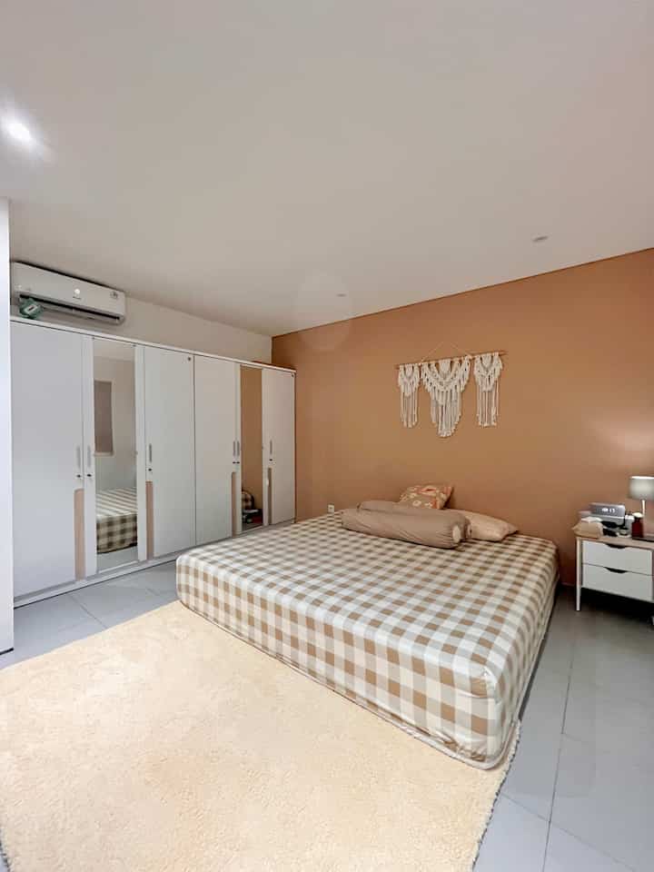 Master bedroom

Dengan ukuran 4x5m terpantau masih dengan kasur lesehan dengan ukuran 200x200 cm dan beberapa dekorasi simpel, karena masih tidur dengan 2 toodler maka dibuat sesimpel mungkin. 

#bedroom
#inspirasibedroom
#inspirasiruangan 
#kamartidur 
#homesweethome 
#myhome
#minimalist