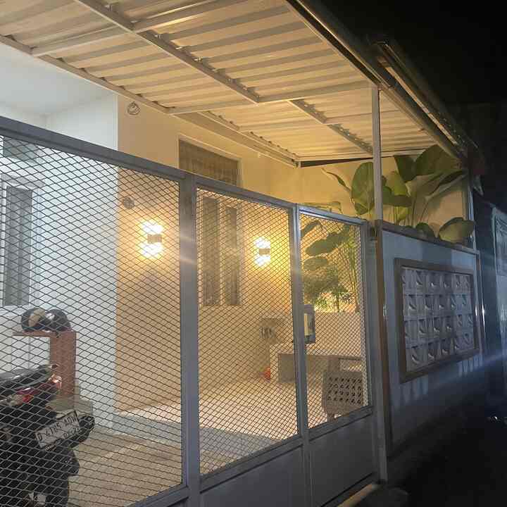 Fasad ✨

Tema Minimalist, fasad ini sebenarnya buat aku unik sih yaa, terlihat 1 lantai padahal rumah kami ini 2 lantai.

Tidak banyak yg berubah, cuman kami menambahkan canopy diarea taman agak makin nyaman & ketika siang hari tidak terlalu terik panasnya.

Canopy ini bisa di sliding, dengan kantrol manual. Biasa dibuka ketika pagi hari agar cahaya matahari masuk menyinari tanaman.



#InspirasiFasadRumah
#facadeldeas
#GayaFasad
#fasadminimalist
#FasadRumahdalamgang