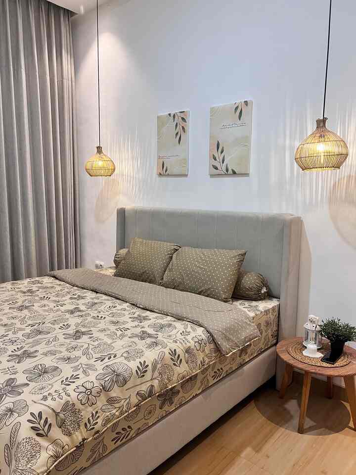 Want to continue the story of my house. I want to share the characteristics of my house
- I just changed the sheets and bed cover on the main bed, isn't it beautiful? With full hotel-style ceiling curtains, rattan hanging lamps and hopefully next time other decorations will be realized
- The bathroom is of course the center of attention with its terrazzo bathtub and aesthetic hanging rattan lamour.
- The large window in the main bedroom is much sought after because of its minimalist shape
- Arch on the front terrace of the room, with mother-in-law's tongue plants and light. Is it similar to a cafe?
- The minimalist rattan combination peanut chair looks real after praying for a long time to buy it as a partner for the kitchen island which I also use as a dining table
- Laundry room where I work every day, hopefully one day it will be possible to make a laundry room cabinet. Amen!

#House
#home
#scandinavian
#bedroom
#bathroom
#arch
#jatichairs
#Wicker chairs
#laundryroom
#aluminium windows