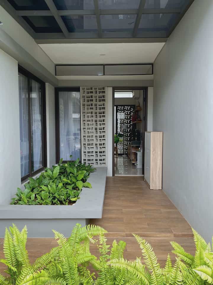 Perjalanan menemukan rumah yang tidak disengaja namun ternyata menjadi tambatan terakhir bagi kami menetap di kampung halaman, kota Bandung tercinta, setelah merantau beberapa tahun di Jepang.

Rumah yang dibangun oleh salah satu developer yg sudah tidak asing lagi di Indonesia, dengan luas tanah 105 m dan luas bangunan 104m, rumah ini bagi kami sudah cukup luas untuk menjadi tempat bertumbuh bagi kami sekeluarga.

#myHomeStory
#PerjalananRumahku
#CeritaRumahku