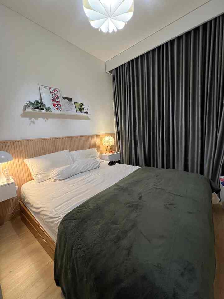 Salah satu cita-cita dari sebelum menikah adalah memiliki kamar tidur yang seperti kamar hotel. Di @rumah.scandinavia, vibe kamar hotel disajikan lewat kombinasi Quilt tebal dan Bedspread berbulu beludru, lampu meja nakas yang stylish, serta penggunaan wewangian seperti Linen Spray dan Reed Diffuser.
#InspirasiKamarTidur #BedroomInspo #Bedroom #homedecor #homeinspo #interiordesign #desaininterior #homedecoration #homeinspiration