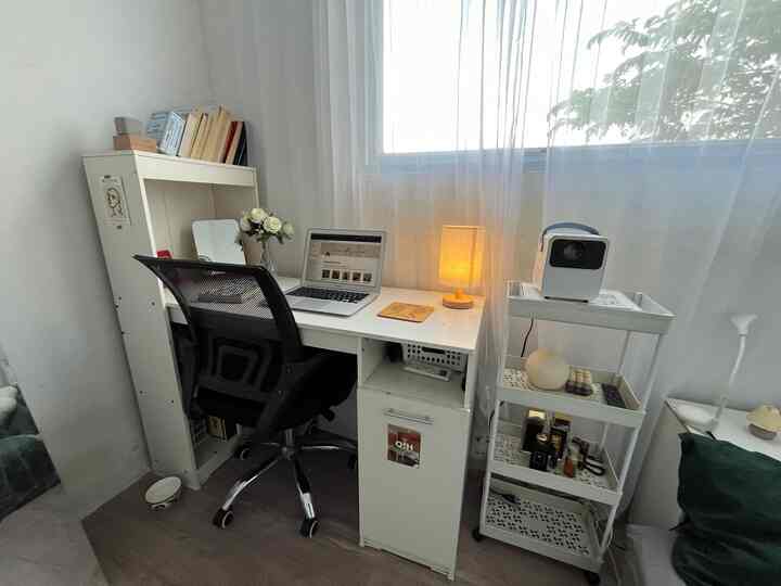 Ini keadaan kalau lagi kerja di rumah, pokoknya dibuat senyaman mungkin karena minimal 8 jam per hari dibuat kerja non-stop 😊

#homeoffice #homeofficestyling #ruangkerja #workspace #mejakerja #minimalist #cozyroom