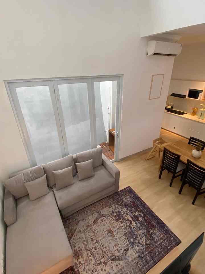 Kalau ditanya bagian rumah mana yang paling disuka adalah area tengah ini, yang ada void dan skylight nya. Karena cahaya matahari banyak melimpah masuk, dan membuat suasana jadi lebih hidup. Ya walaupun, kerasa panas juga sih 😅 tapi jujur deh natural light itu bikin mood kita lebih happy 💯

#livingroom
#void
#doubleheightceiling
#naturallights
#rumahterang
#ruangkeluarga