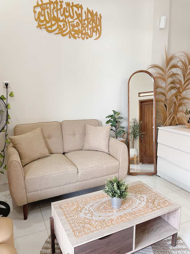 Awalnya kami ingin membeli di perumahan baru. Tapi karena mempertimbangkan akses dan lingkungan, akhirnya kami memilih rumah second ketimbang rumah baru.

Alasan kami memilih rumah ini:
• Rumah ini posisinya strategis di pusat keramaian
• Fasilitas umum dekat dan tidak terlalu jauh dengan tol sehingga akses ke tempat suami kerja cukup terjangkau
• Selain itu kawasan ini bebas banjir
• Waktu menemukan rumah ini kondisinya dalam keadaan bersih.
• Luas tanah dan bangunan cukup menurut kami, tidak terlalu luas dan tidak terlalu kecil.

Karena ada sedikit rezeki kami pun mengubah posisi ruangan yang lama menjadi ruangan yang lebih fungsional.

#myhomestory #perjalananrumahku #ceritarumahku #rumahperumahan #rumahbekasi #rumahsecond