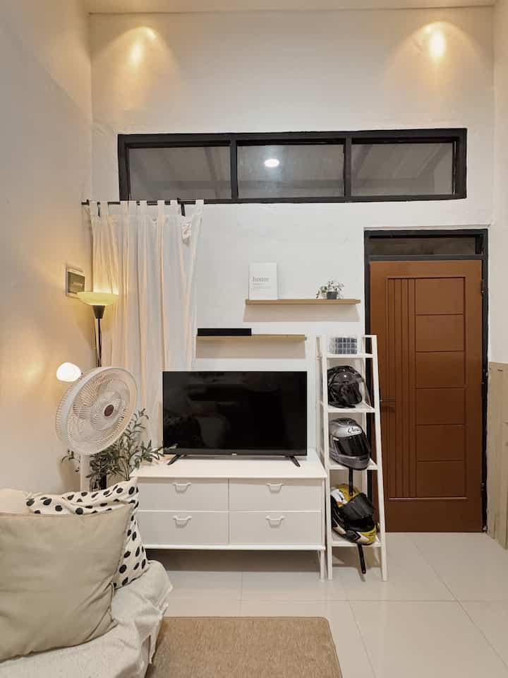 ✨Upgrade dekorasi ruang tamu✨

hai tetangga ini adalah ruang tamu sekaligus ruang TV di homeykei . karna lahan kita terbatas jd kita menyatukan area tv & ruang tamu . lebih banyak si kita kl terima tamu pasti di teras luar . utk area ini biasanya kita gunakan utk kerabat dekat .

gak banyak dekorasi yg aku tampilin disini soalnya aku ingin tetap cleanlook utk area ini agar terlihat semakin luas ✨

#ruangtvinspo
#dekorasiruangtamu
#rumahsegaris
#homestagram 
#iderumah
