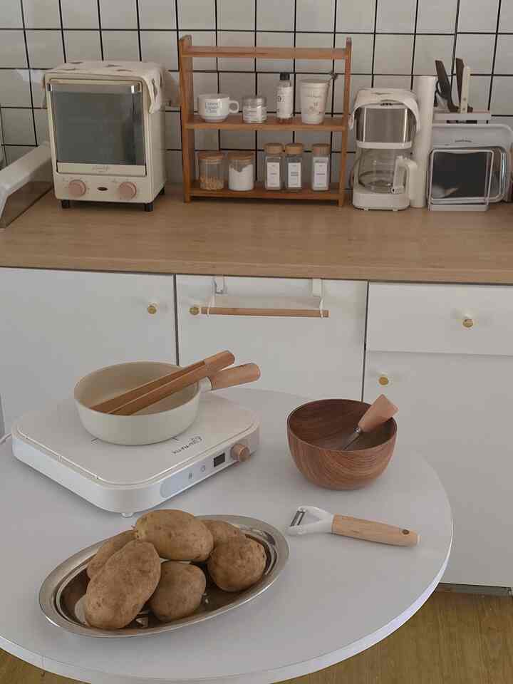 kitchen situation 🍳

#kitchen
#homecooking
#kitchen appliances
#tray
#round table
#mangkokesthetic
#plateaesthetic
#whiteandwood