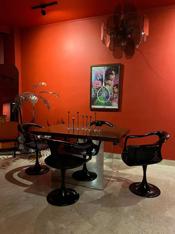 Inilah formasi living room terbaru setelah aku beli table lamp baru 🛋️

Lampu berbentuk palem yang biasanya kuletakkan di sebelah TV kupindah ke sudut belakang ruangan untuk mengisi space. Table lamp yang baru (tapi bekas) kuletakkan di atas meja konsol supaya area di samping gorden tidak terlalu crowded dan sulit diakses. Aku sudah lama ingin punya table lamp model ini setelah melihatnya di suatu club saat aku kerja, tapi baru sekarang menemukan warna yang kusuka. Aku pilih warna hijau yang kontras dengan dinding merah untuk menambah warna aksen.

#livingroom #livingroomdecor #inspirasiruangtamu #standinglamp #inspirasilighting