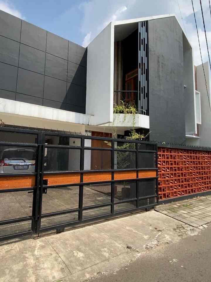 Perjalanan rumah_dingdong

Awal beli dengan kondisi rumah mangkrak karena sudah ada pondasi dan dipasang hebel/bata ringan tetapi tidak diteruskan oleh pemilik. Jadi kami bangun rumah ini tidak merubah struktur bangunan yang sudah ada selain untuk menghemat budget juga menghemat waktu, hanya ada beberapa bagian yg kami bongkar karena ingin rumah konsep open plan. Beli sekitar 2015 tetapi baru dibangun di pertengahan 2022 dalam waktu 5 bulan dan kami beli karena jarakny yang lumayan dekat dengan rumah orangtua. Sudah tahun ke 2 kami tinggal dirumah ini, harapannya semoga rumah ini  bisa membawa keberkahan dan kenyamanan untuk penghuni nya. 


#MyHomeStory #PerjalananRumahku #CeritaRumahku #rumahkonsepopenspace #rumahatappelana #bogor

