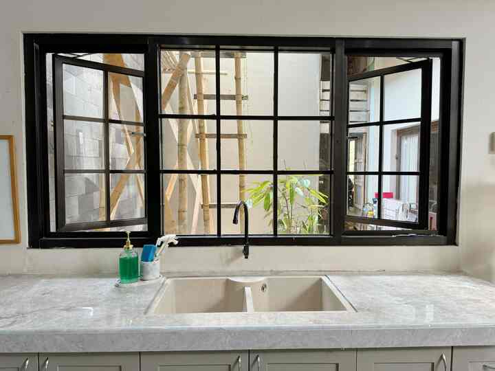 Jendela besar di dapur. 
Menurutku menjadi hal yang cukup penting untuk dipikirkan ketika kita berencana utk membangun/merenovasi dapur. Dari awal aku memang ingin di dapur ada jendela yang besar dn menghadap ke taman. Tapi di foto ini belum dapat pemandangan tamannya karena belum jadi 🫣😬

Tapi sejauh ini, dengan adanya jendela besar di dapur ini, selain utk menambah penerangan, cukup baik juga untuk sirkulasi udara di dapur saat kita masak makanan2 dengan bau yang cukup tajam.

#CeritaDapurku
#KitchenDecoration
#InsiprasiDapur
