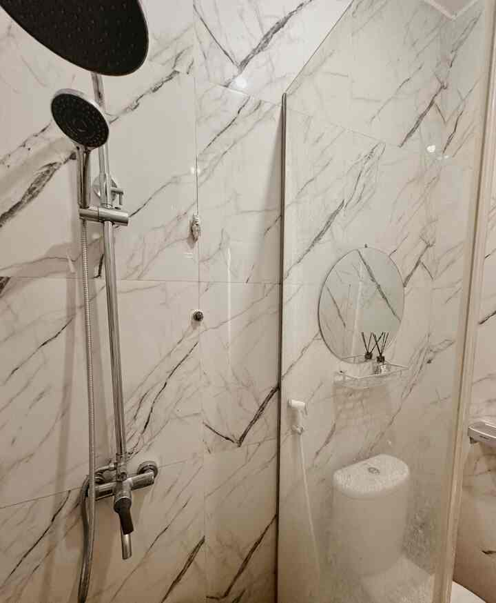 Kamar mandi rumahvimi, dengan full granit marmer , dengan disekat kaca pemisah , membuat kamar mandi yang lahan sempit menjadi fungsional serta aesthetic.
Kamar mandi ini merupan salah satu ruangan favorit yang banyak disukai tetangga online.
Tips dari mami , kreatif lah dalam mengaplikasikan ruangan, walau sempit tapi bisa menjadi fungsional.

#rumahvimi
#kamarmandiminimalis
#bathroom
#minimalis
#kamarmandirumahsubsidi
