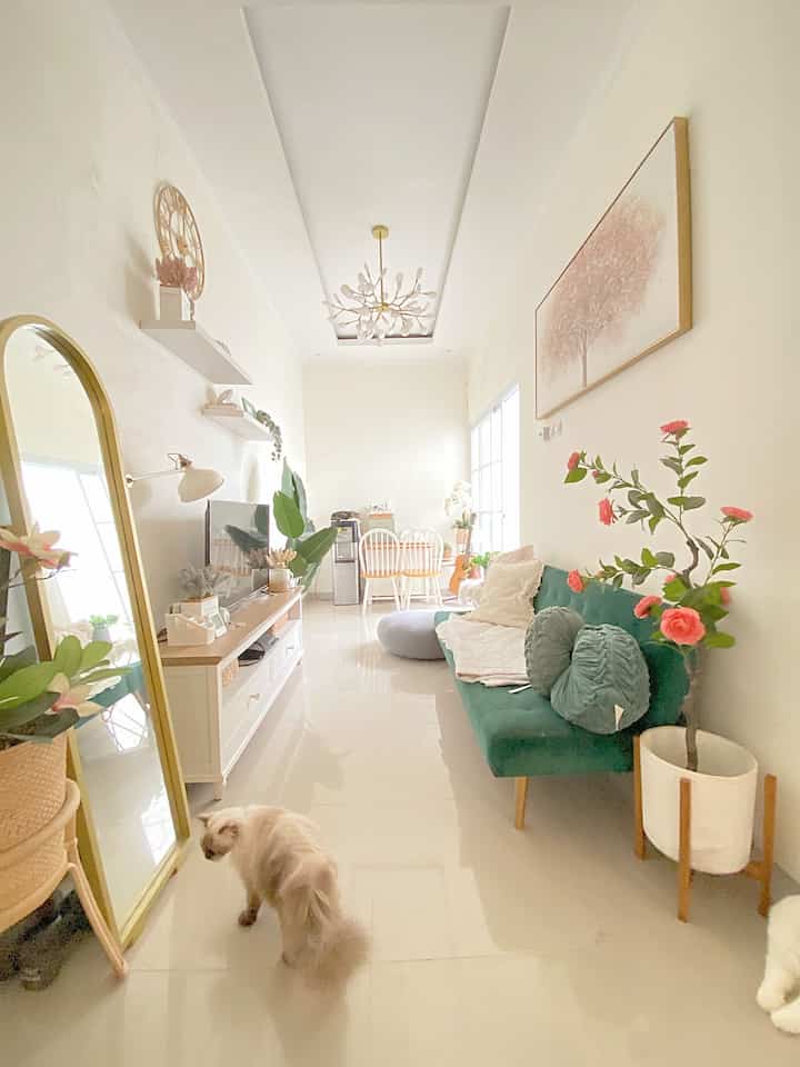 私の家のテーマはパステルカラーを優先したシャビーヴィンテージクラシックで、どの部屋にも造花が飾られています。パステルカラーとアーティフィシャルローズがとても好きなので、家に飾りました。パステルカラーやお花が好きな方へのポイントは、家具もパステルカラーで、あまり広すぎないお部屋であれば、部屋を狭くしないように家具も大きくないものを選ぶと良いでしょう。


#シャビーシック #homedecorinspo #homestyles

