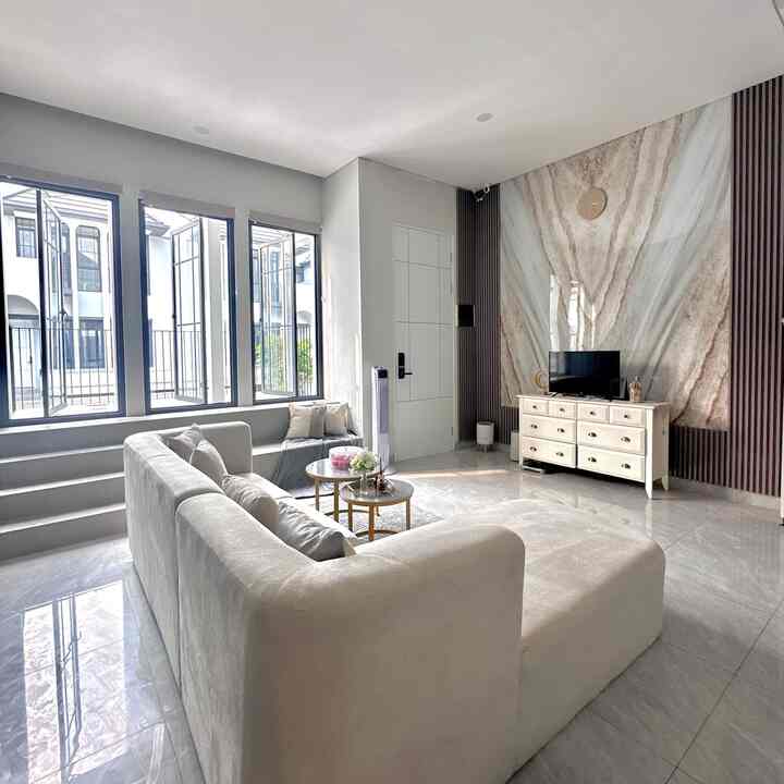 Aku selalu terinspirasi dengan rumah rumah di pinterest.
Modern contemporary style dengan sedikit sentuhan american classic, belakangan aku tau itulah tema style interior rumah ini.
Rumah ini aku beli ready dari developer, namun tidak fully furnished. Keterbatasan budget membuatku harus creative dalam wewujudkan visiku ingin punya rumah cozy dan elegant ala pinterest tapi tentunya dengan budget yang affordable.

Inilah beberapa ruangan di rumah yang seluruhnya aku kerjakan tanpa interior designer, bermodalkan inspirasi design dari pinterest.
Kisi kisi/flutted panel merupakan elemen utama dekoratif rumah ini, yang aku aplikasikan di wallpanel, kabinet kitchen set, dan wardrobe.
Selain itu, untuk menambah kesan elegant aku mengambil unsur dan motif marmer seperti yang terlihat pada backdrop Tv, meja makan, dan coffee table.

 #moderncontempraryhouse #Modernhouse #homedecorinspo #homestyle #rumahcluster #decorlowbudget