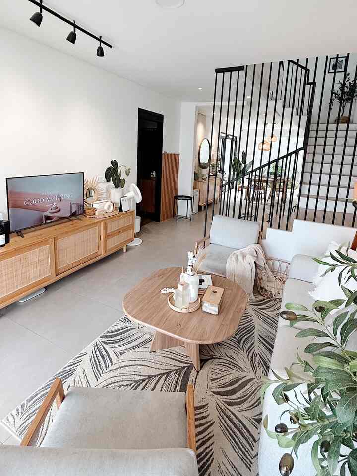 Indonesia punya banyak kekayaan kayu yg luar biasa cantik, tema Tropical Minimalis jadi pilihan untuk rumah ini. 

Membawa kesan hangat & homey di rumah

#tropisminimalis #scandinavian#homedecorinspo #homestyles #rumahcluster #desainlivingroom
