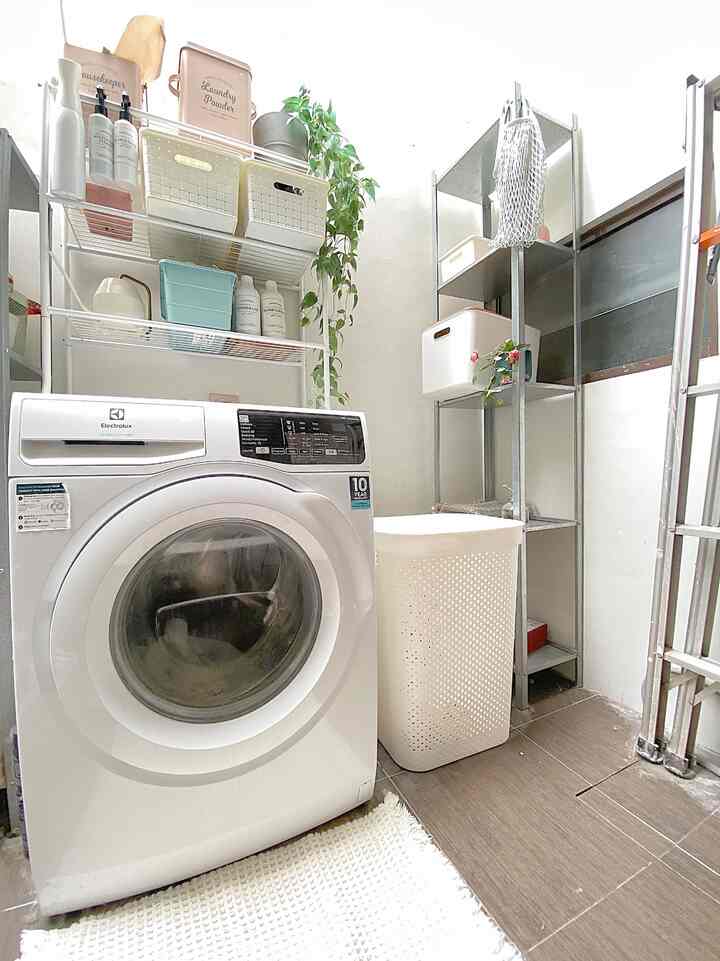 Dalam tema bebas kali ini aku maunshare laundry room ku yg jarang aku share hehehe ga terlalu banyak dekorasi disini bener bener masih minimal bgt. 


#laundryroom #storage #homedecor #homelivingbylistya #ruangcucibaju #minimalis #home