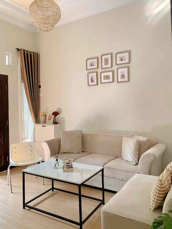 Selamat datang di ruang tamu kami ya mungil ini. Kami menyukai dekorasi dengan tema netral dan paduan warna cream dan putih di tambah elemen kayu membuat nuansa ruangan menjadi semakin warm.

#ruangtamu #livingroom #minimalis #rumahpedesaan #japandi #homedecorinspo #homestyles