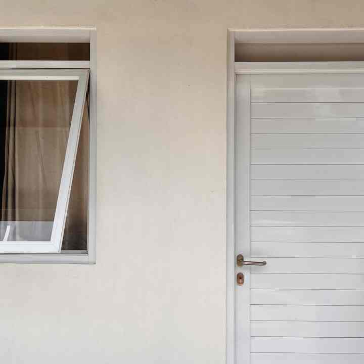 Homing is a process.

Sudah sebulan kami tinggal di hunian kedua kami. Setelah setahun memilih tinggal di apartment, kali ini kami memiliki kesempatan untuk menyewa sebuah rumah. Bukan rumah yang besar, namun sangat nyaman, cukup, dan sesuai kebutuhan kami saat ini. Rumah ini juga kami jadikan tempat belajar sebelum nantinya punya rumah impian pertama kami. 

Salam kenal, semuanya.
Selamat menikmati cerita kami di rumah ini 🫶🏼 

#rumahkontrakan
#renthouse 
#teras 
#putih