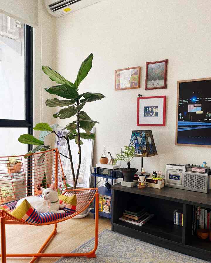 Selamat datang di ruang sederhana ini bersama kami berdua, 3 kucing kecil (baca: monster), dan semua informasi menarik yang kami sukai. Juga tempat yang kami sebut rumah 🏡
#homeliving #homedecor #interiorstyling #tinyspace