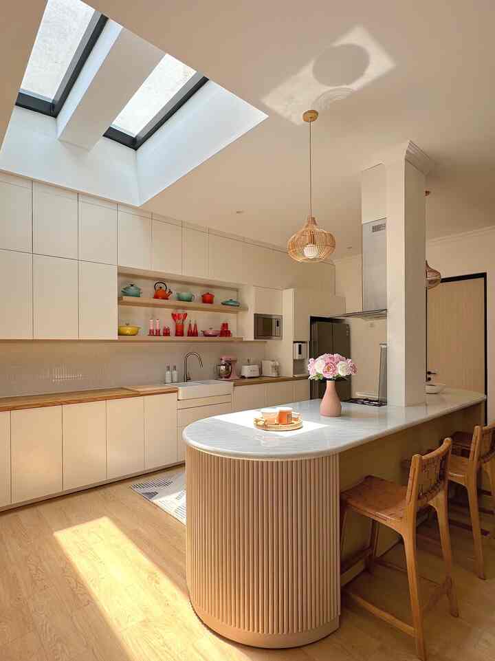 Kitchen ini bisa dikatakan icon di rumah @arieskamarina. Luasannya 6x6m. Gaya kitchen ini terinspirasi dari tema scandinavian. Dominasi warna putih dan nuansa kayu sangat kuat dirumah ini, sehingga untuk membuat suasana lebih ceria aku menambahkan “splash of colours” di peralatan masaknya yang sekaligus menjadi pajangan pada ambalan dapur. Yang terlihat pada ambalan dan top table juga meja kitchen island semuanya yang merupakan peralatan masak/makan yang digunakan rutin setiap harinya. Untuk peralatan yang jarang digunakan semua berada didalam kabinet sehingga lebih mudah membersihkan dapur dan dapurpun terlihat lebih rapih. 

#kitchen
#scandinavian
#ikea
#homedecorinspo
#homestyles