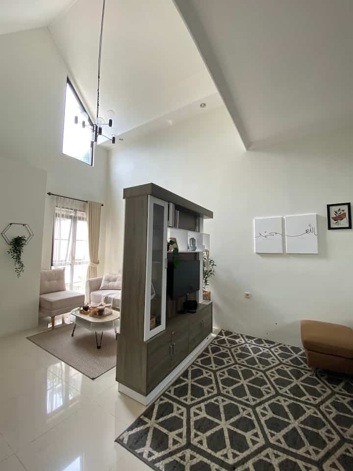 Ruang tamu dan ruang keluarga sengaja dibuat terpisah agar lebih privacy jika ada tamu, dan agar ada 1 ruangan yang dipertahankan untuk tetap rapi. Oleh karena itu, berkegiatan cukup di ruang keluarga saja.
#inspirasiruangtamu #ruangkeluarga #ruangtamumini #livingroominspo #ruangtv