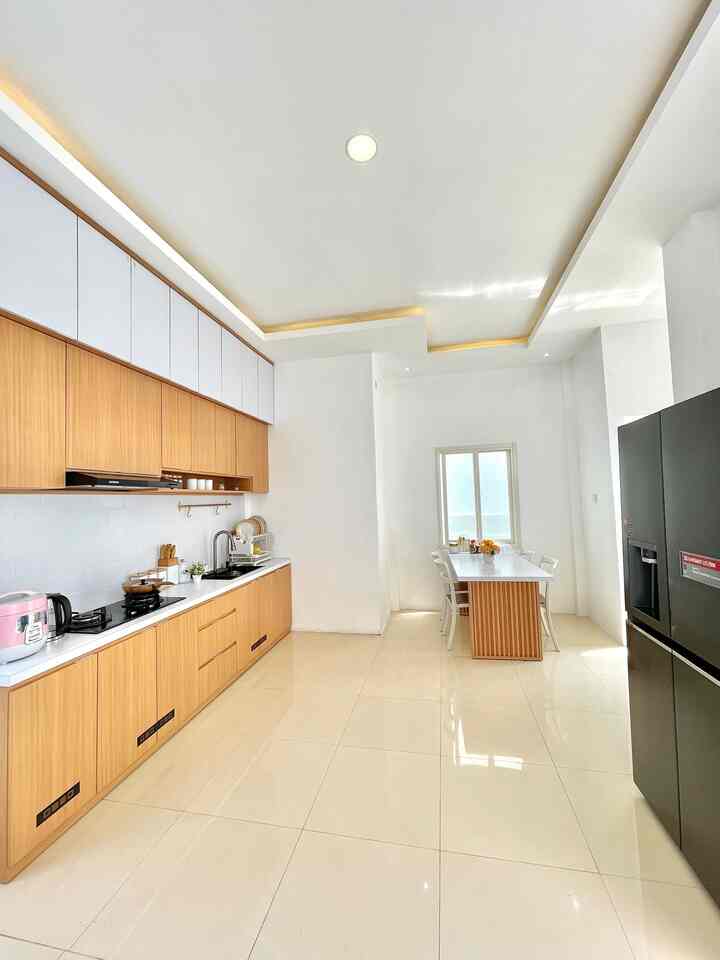 Dapur tema japandi, pilihan warna putih dan coklat kayu alami membuat ruangan terkesan bersih, hangat dan alami #japandi #ternate #decorhome #dapurjapandi #kitchenset #homedecorinspo #homestyles