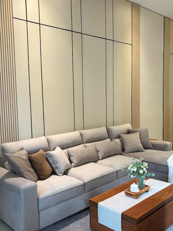 Tema rumah casa de kath adalah modern minimalis dengan sentuhan Organic neutral yang di dukung dr pemilihan dekorasi seperti gerabah, cushion cover dan sofa warna2 natural coklat, abu dan kayu, serta tanaman artificial untuk pemanis #homedecorinspo #modernhome #homestyle #desaininterior #rumahminimalis