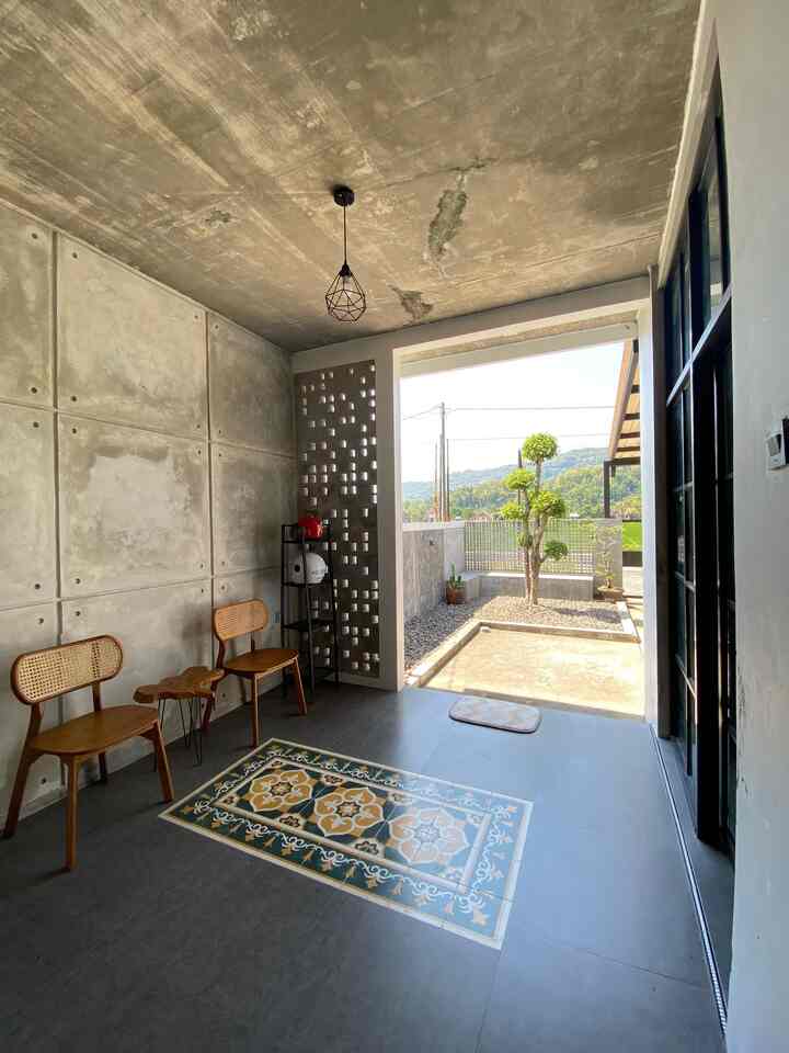 haiii,,, ketemu lagi sama rumah.berkala. Rumah  berkala mengusung tema rumah dengan gaya industrial minimalis. Kenapa aku memilih gaya ini? karena manurut aku tema industrial sangat cocok buat aku yg memiliki kepribadian yg bebas namun tetap sederhana. Terinspirasi dari aku yg suka nongkrong dicafe, akupun ingin membawa suasana cafe masuk ke dalam rumah. Menurutku teman industrial ini membuat suasana rumah menjadi lebih adem, karna warna semen unfinished dan lantai berwarna abu akan membuat suasana lebih sejuk. 

Oke, kali ini kita masuk ke bagian depan pintu rumah. Di didepan pintu utama ini ada ruang teras yg biasa aku gunakan untuk menerima tamu. Knapa aku memilih menerima tamu di luar? tentunya agar privasi di dalam rumah lebih terjaga. 

Buat teman2 yg ingin mengusung tema rumah industrial aku saranin jika ingin membuat tembok dengan gaya unfinished agar melakukan coating setelah dilakukan acian cemen, agar tembok lebih awet dan mudah dibersihkan. CMIWW 

#industrial #minimalis #homedecorinspo #homestyles #rumahpedesaan 