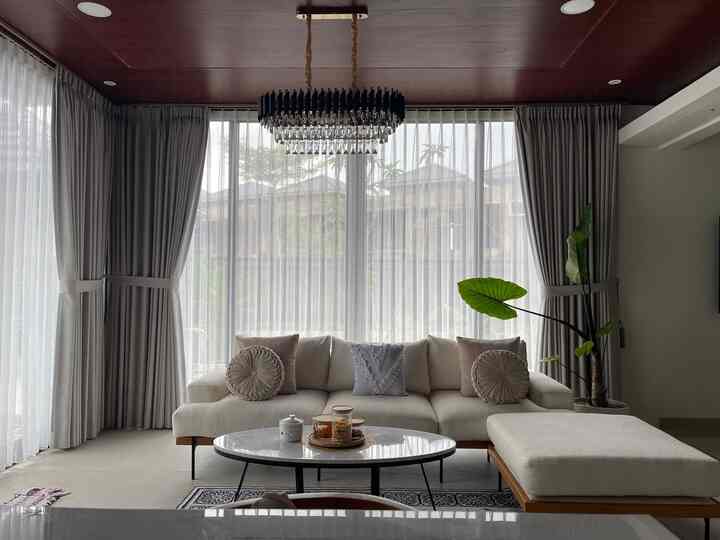 Ruangan ini saya namakan ruangan serba guna karena saya sangat menyukai ruangan yang bisa difungsikan secara maksimal seperti ruangan yang ada dirumah saya ini, ini adalah ruangan keluarga yang menghadap langsung ke table island yang ada didepan karen rumah saya ini memang tema minimalis yang berkonsep open space🥰🤗 
#ruangkekuarga 
#homedecorinspo 
#minimalis 
#homestyle